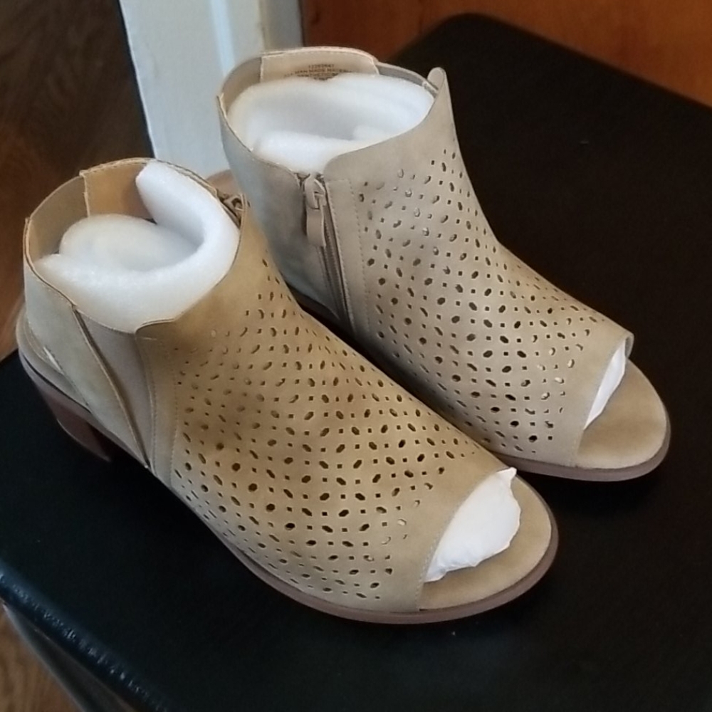 Opened toe sandals